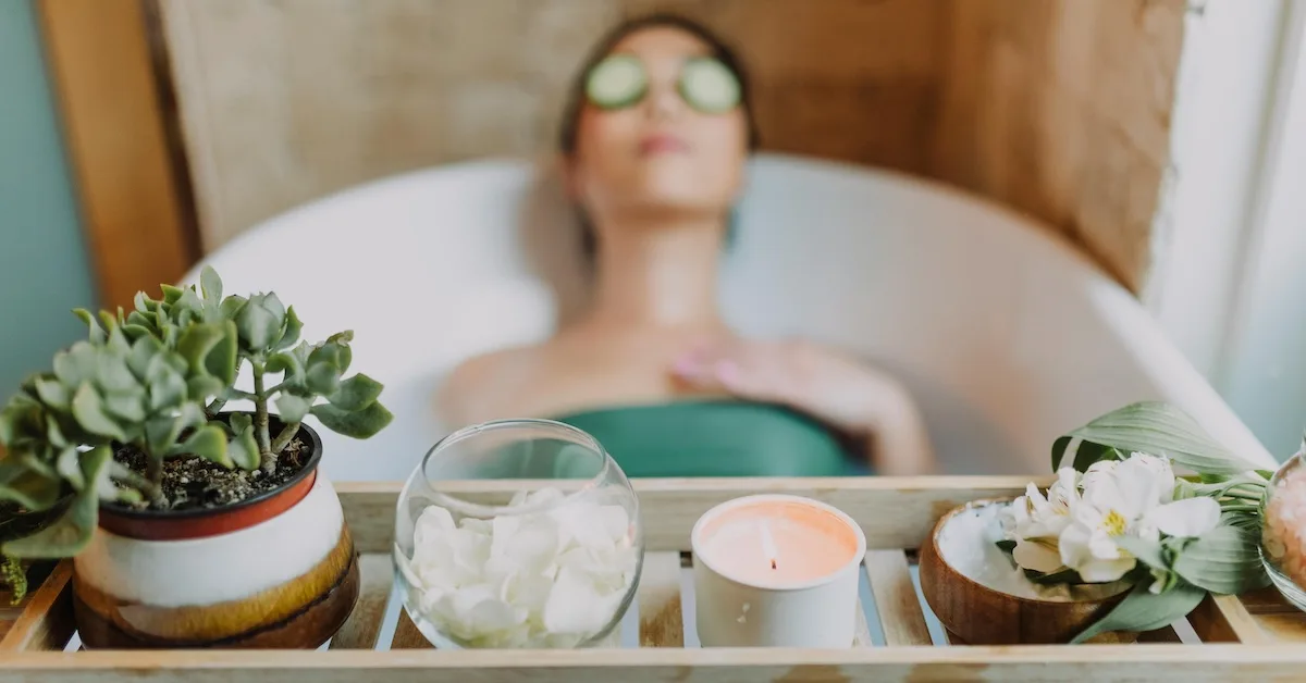 Alt text: Người phụ nữ đang tắm dưới vòi sen với làn nước ấm tỏa hơi sương - vệ sinh cá nhân đúng cách