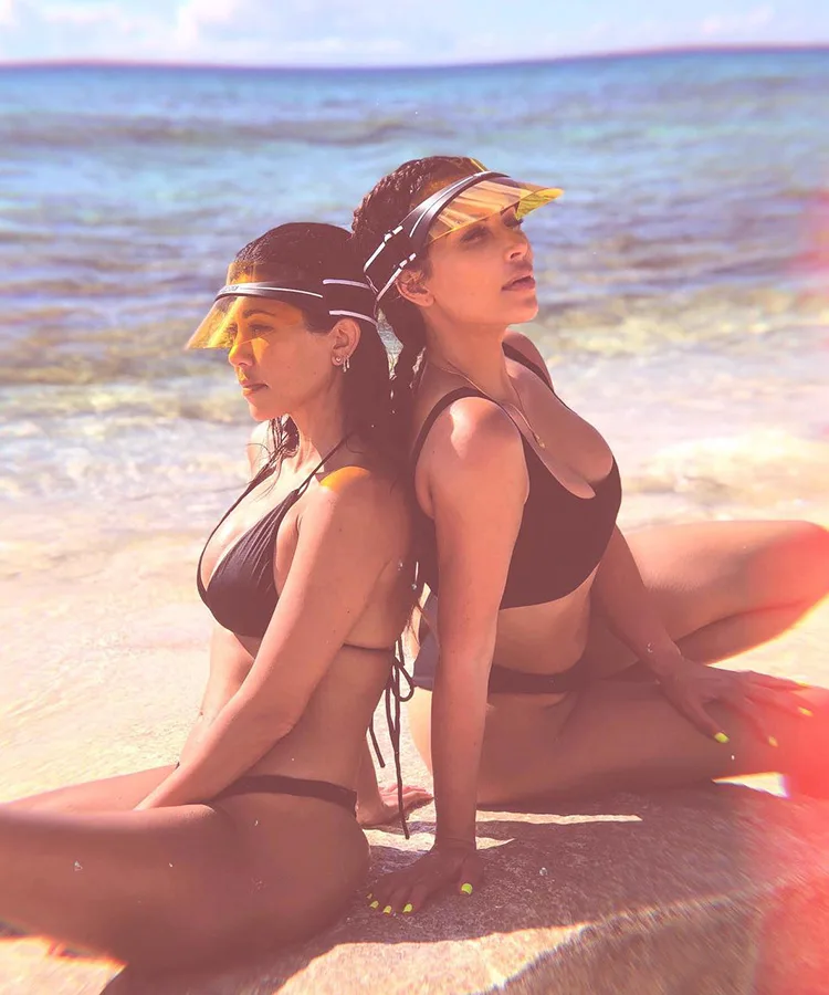 chị em Kardashian diện mũ lưỡi trai nửa đầu