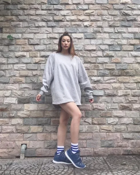 Thời trang "giấu quần" với áo sweater rộng tạo sự năng động, khỏe khoắn.