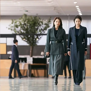 Thời trang trong phim “Phong Hậu”: Khi thời trang công sở lấn sân chính trường