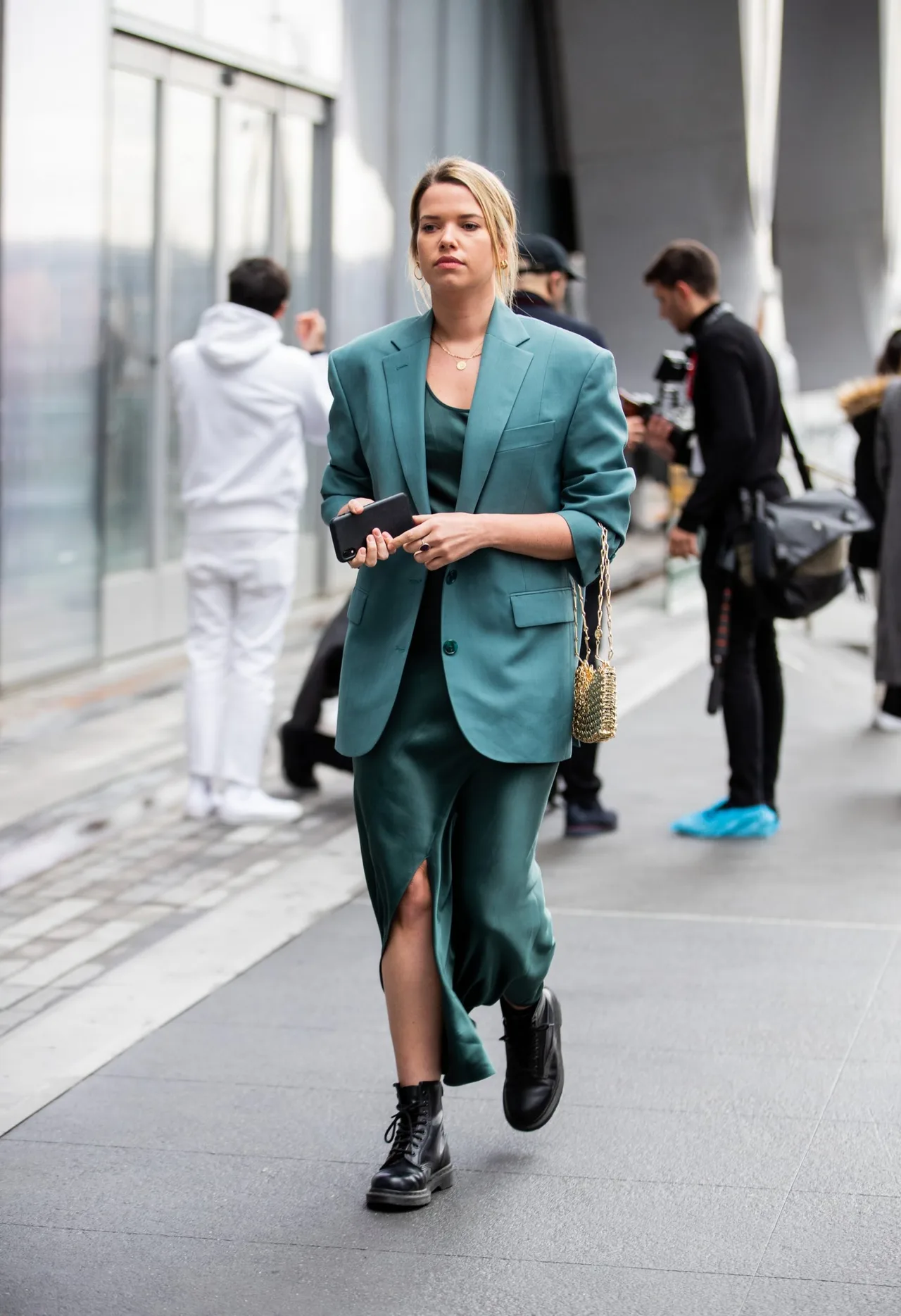 đầm ngủ xẻ và áo blazer màu xanh