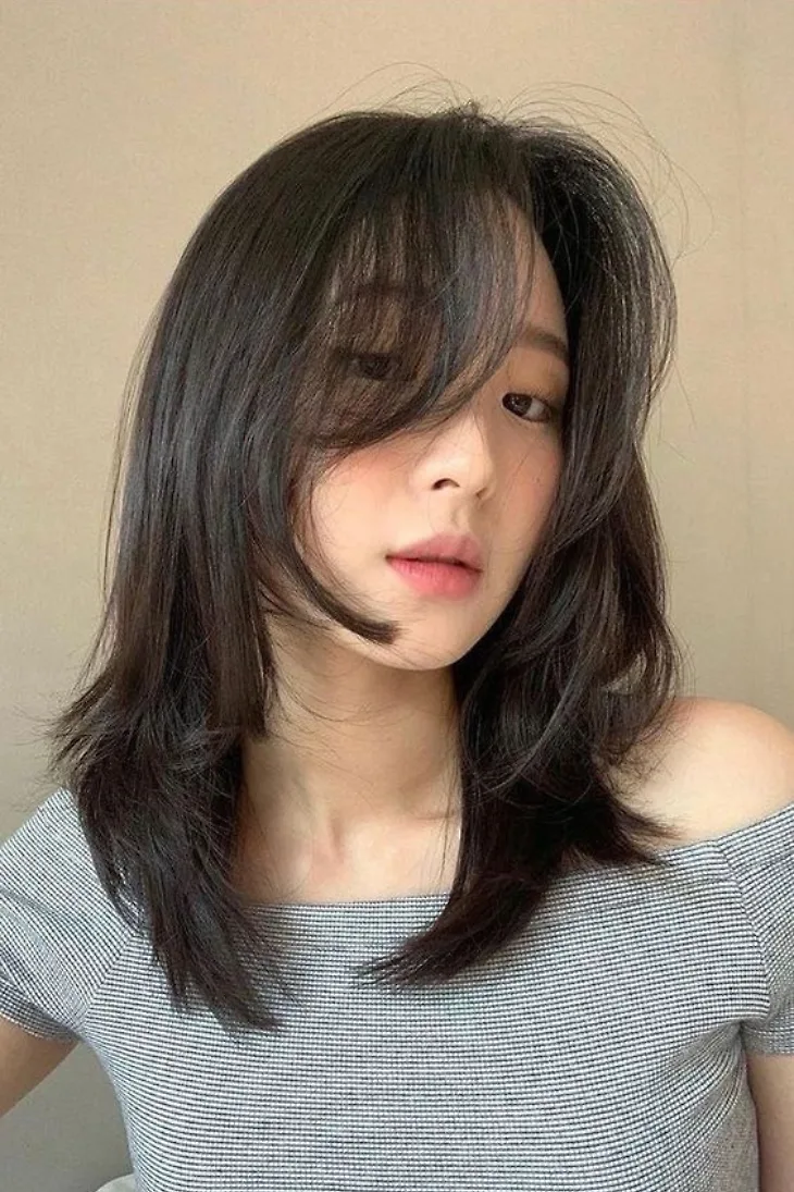 cô gái tóc ngắn