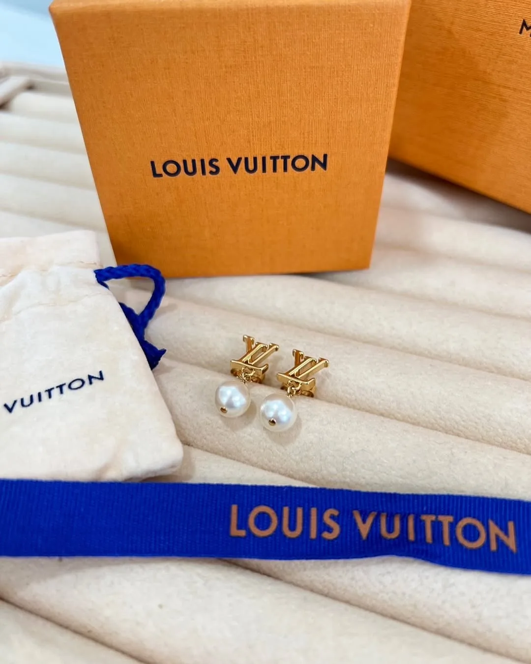 LV Iconic Louisa LOUIS VUITTON
