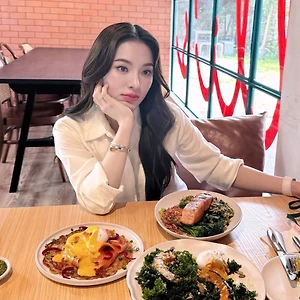 Cô gái ăn Eat Clean