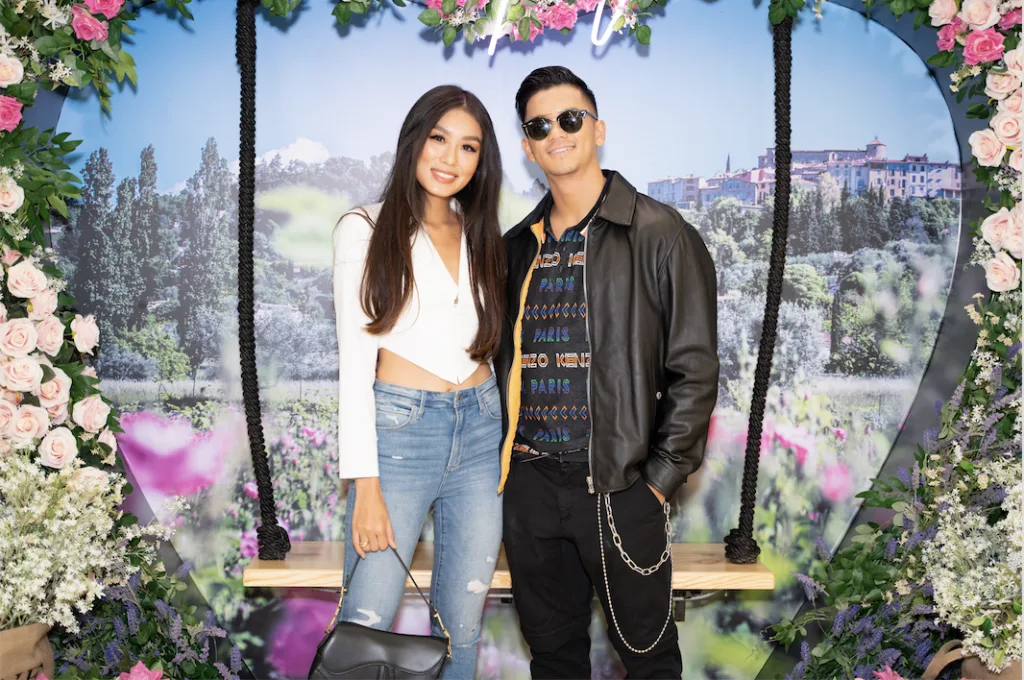 Quán quân Vietnam Idol Trọng Hiếu thân thiết bên fashionista Thảo Nhi Lê trong buổi triển lãm nước hoa