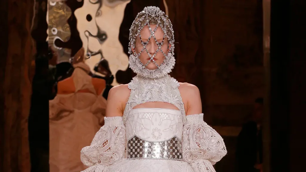 Kiểu tóc thời Phục Hưng trên sàn diễn của Alexander Mcqueen. Phong cách tóc thời Phục Hưng trên sàn diễn của Alexander Mcqueen.