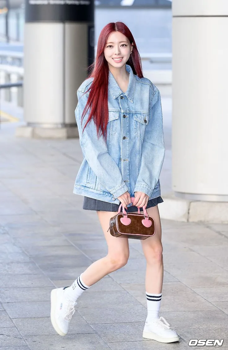 Yuna (ITZY) diện áo khoác denim