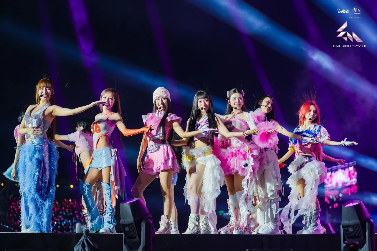 Em xinh thời trang concert "Em Xinh Say Hi"