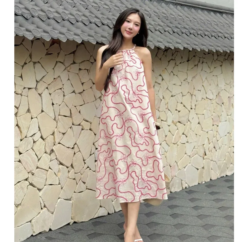 Đầm cổ yếm thêu nổi trên nền trắng vừa đặc biệt vừa thướt tha có thể diện trong nhiều dịp.