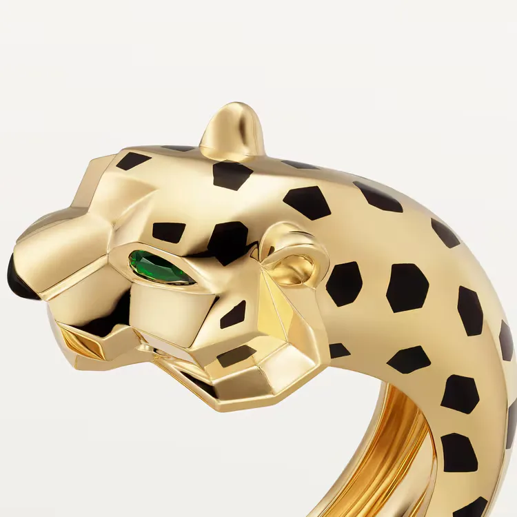Đồng hồ được thiết kế theo dạng Toi et Moi bracelet.