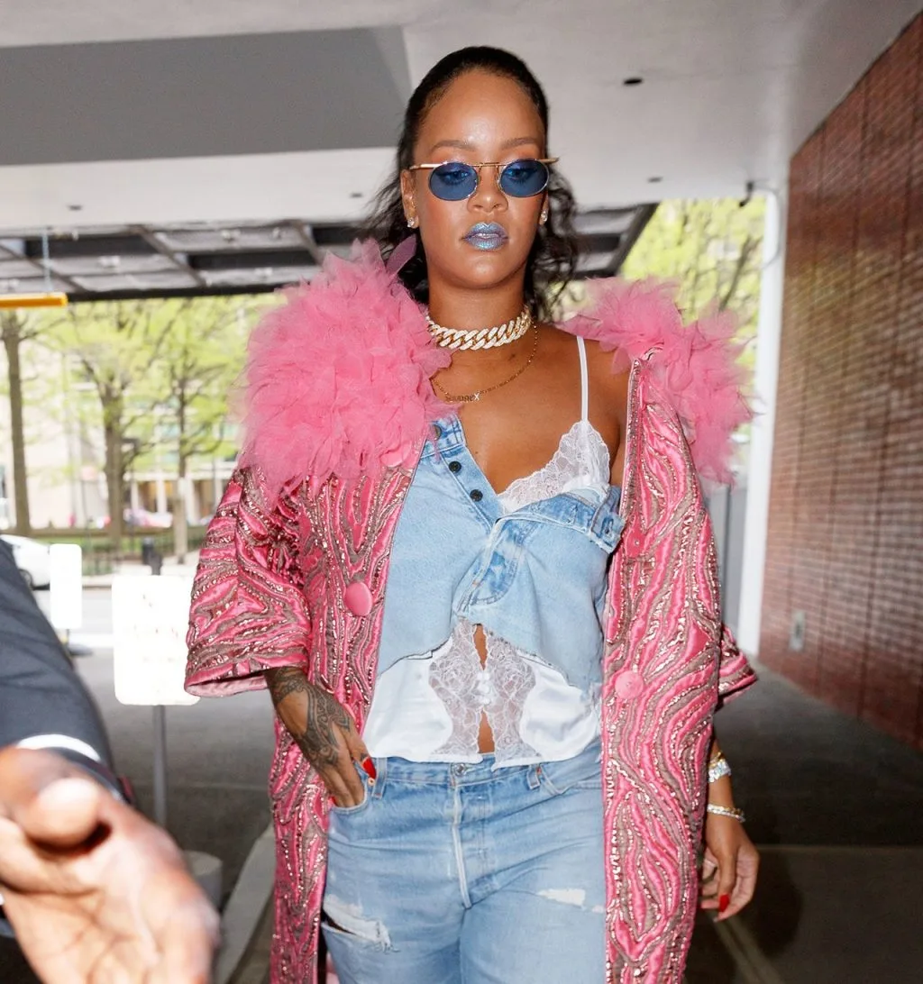 Rihanna chân váy denim 5