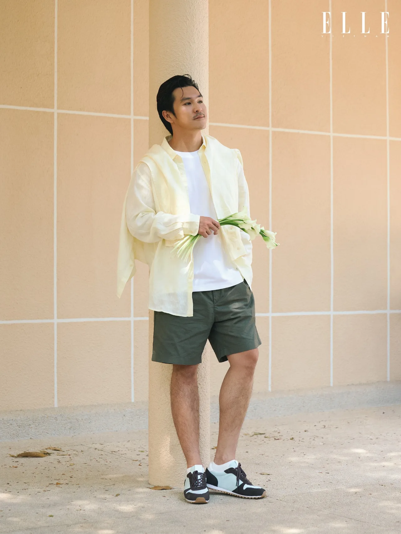 Thiên Minh trong trang phục linen của UNIQLO