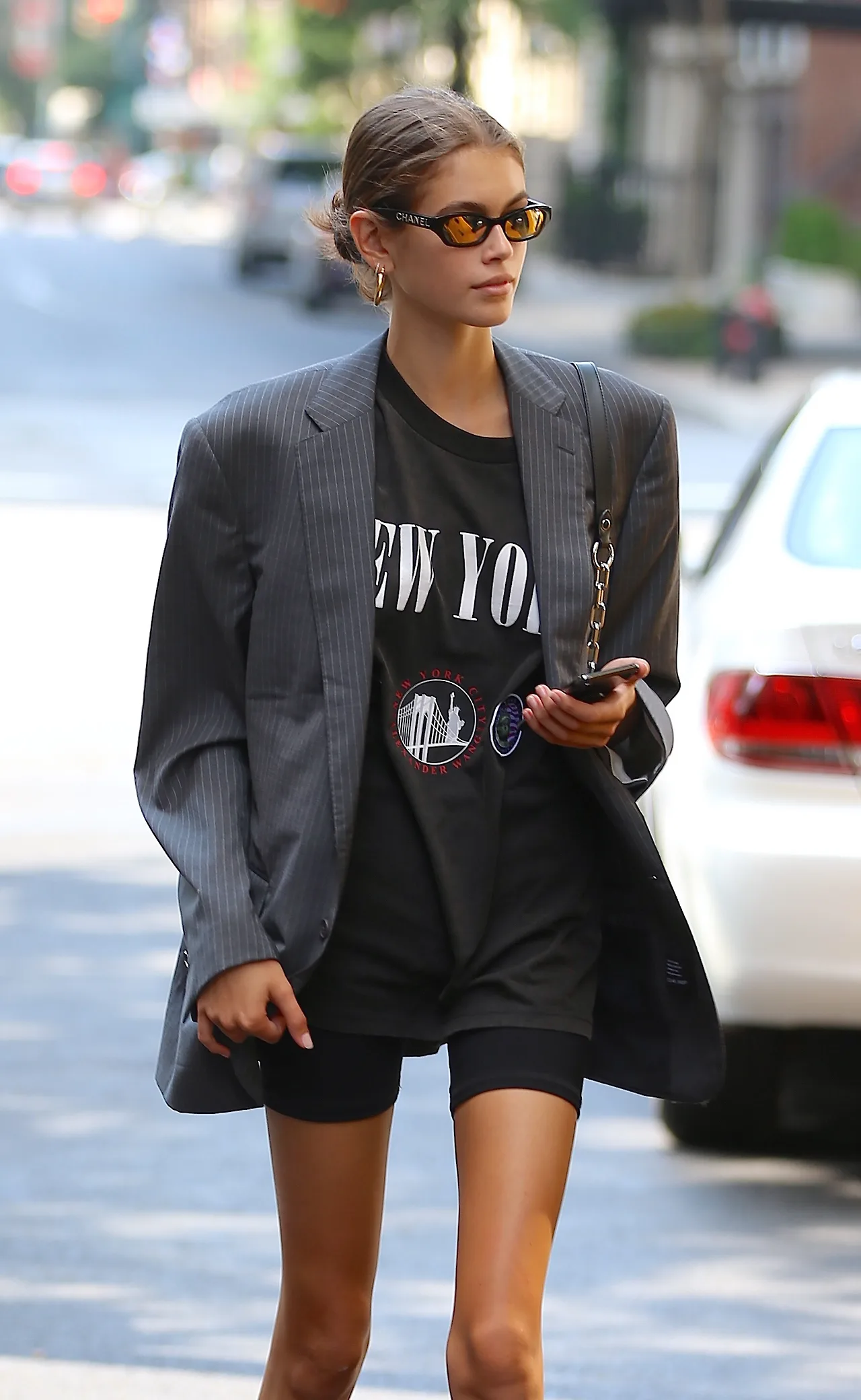 Áo thun phối cùng quần bike shorts vào áo blazer