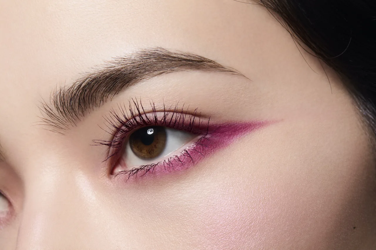 Cận cảnh đường kẻ mắt sắc sảo tông hồng magenta rực rỡ từ bộ sưu tập Chanel Rouge Noir 2026.
