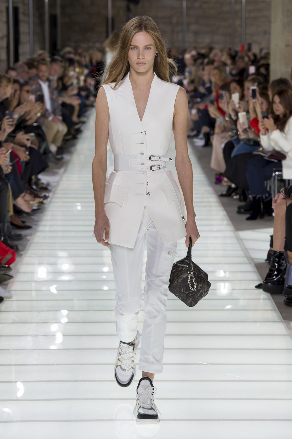 Bộ sưu tập Xuân-Hè Louis Vuitton 2018: Thời trang hoàng gia hồi sinh cùng cảm hứng đường phố Bộ sưu tập Xuân-Hè Louis Vuitton 2018: Thời trang hoàng gia hồi sinh cùng cảm hứng đường phố