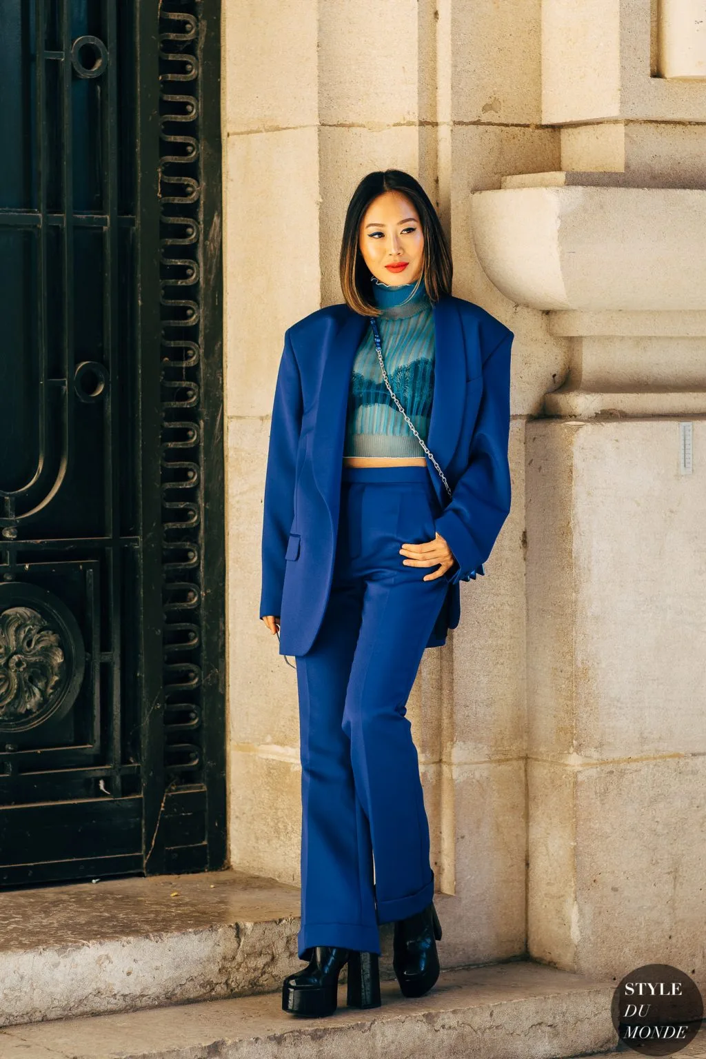 aimee song blazer cấu trúc màu xanh cobalt crop top đen giày cao gót tuần lễ thời trang paris