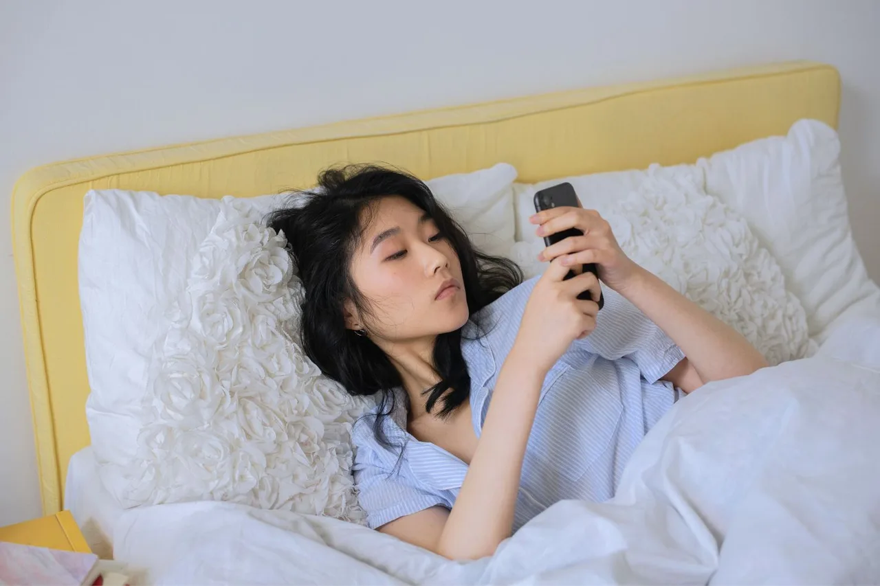 Lướt điện thoại trước khi ngủ.