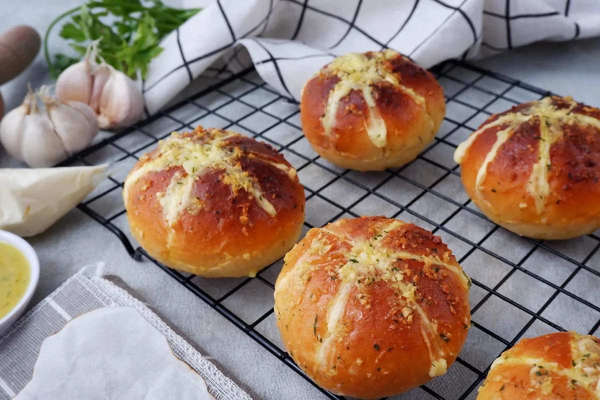 bánh mì bơ tỏi làm bằng nồi chiên không dầu