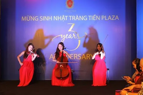 Những tiếng đàn du dương chào đón các vị khách đến thăm quan và mua sắm tại trung tâm thương mại có vị trí đẹp nhất Thủ Đô.