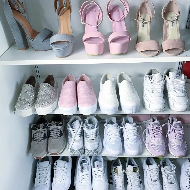 Những cô nàng sở hữu tủ giày sneaker trong mơ của mọi cô gái Những cô nàng sở hữu tủ giày sneaker trong mơ của mọi cô gái