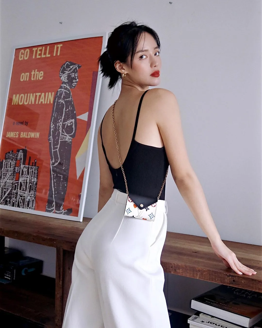 Khánh linh diện áo hở lưng đen thời trang