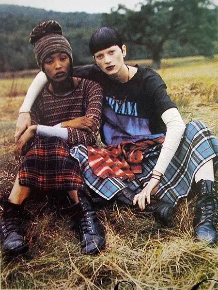 Kẻ sọc và bảng màu u tối là hai yếu tố đặc trưng của grunge.