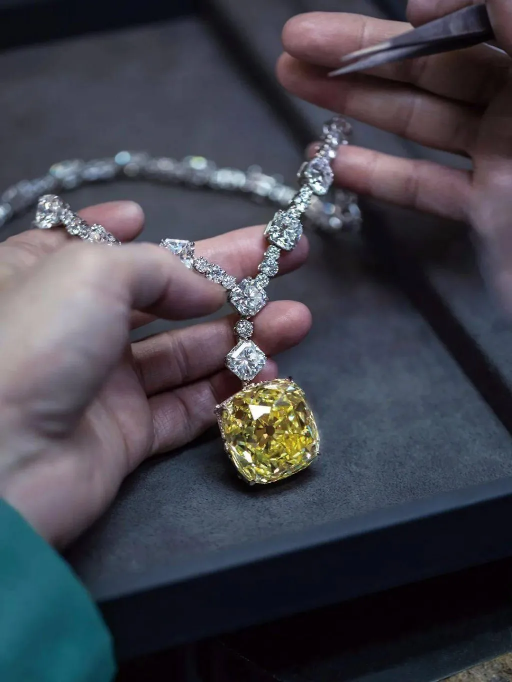vòng cổ kim cương vàng 128 carat quý hiếm của tiffany & co được lady gaga và gal gadot đeo