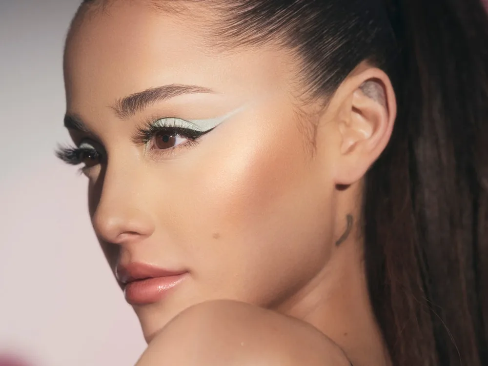 Ảnh: Instagram: @arianagrande. trang điểm với kẻ eyeliner