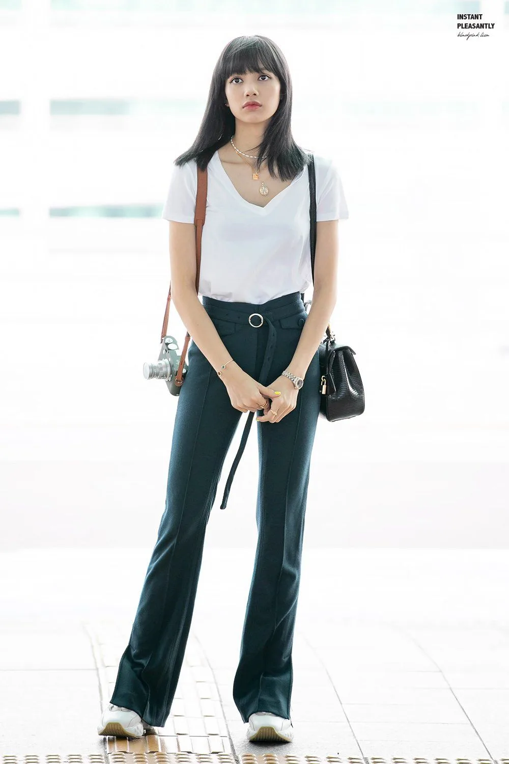 Lisa diện áo thun trắng cổ trái tim