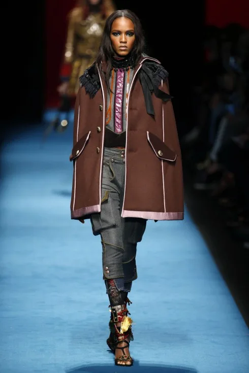 Một mẫu áo cape trong BST của DSquared2