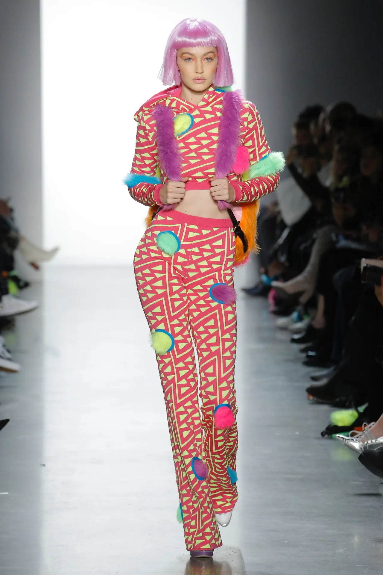 Thương hiệu Jeremy Scott Ready-to-wear Thu-Đông 2018: Rực rỡ sắc màu viễn tưởng 10 Thương hiệu Jeremy Scott Ready-to-wear Thu-Đông 2018: Rực rỡ sắc màu viễn tưởng 10