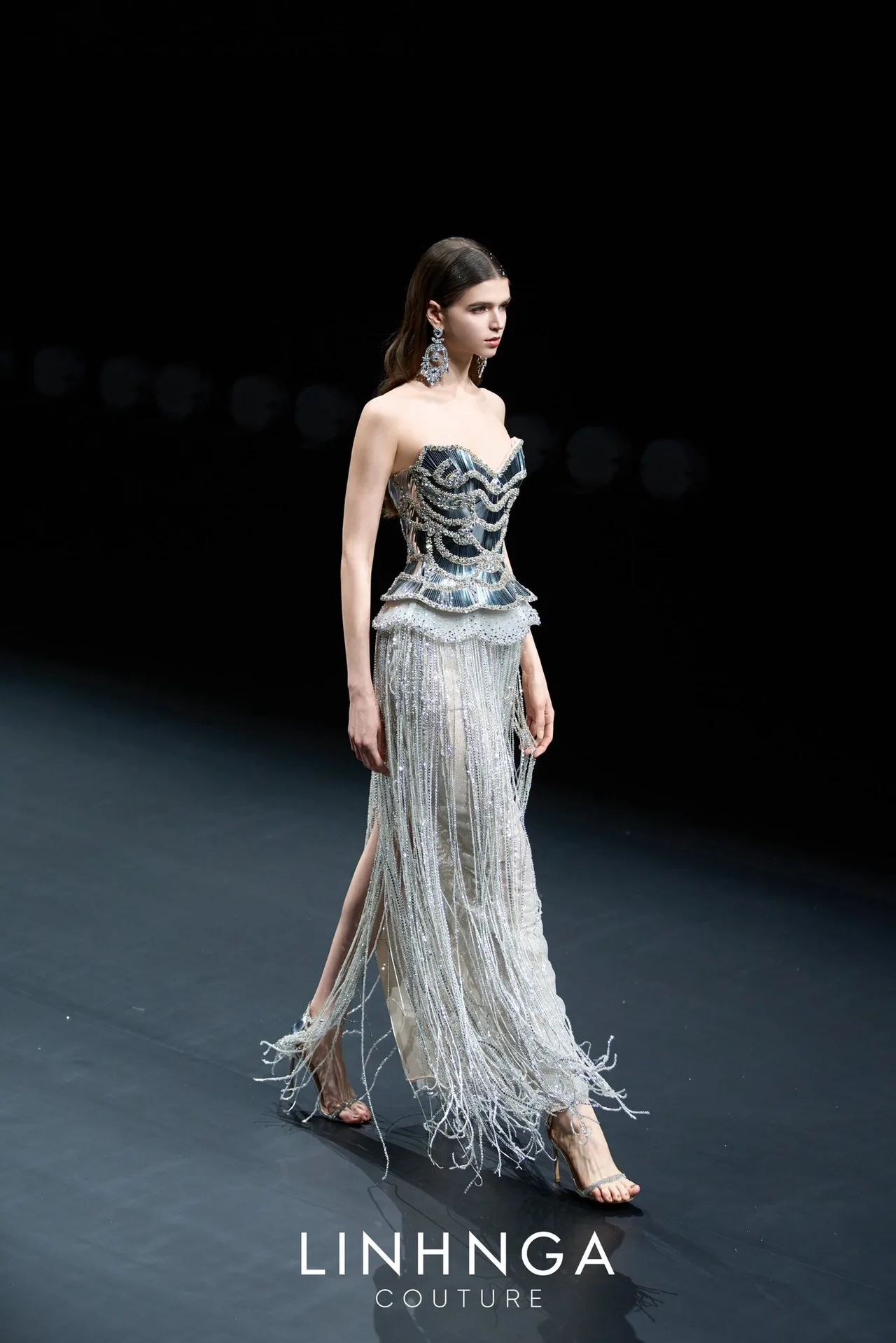 elle-linh-nga-couture-shanghai-fashion-week-2026-tuan-le-thoi-trang-thuong-hai-thoi-trang-viet00004
