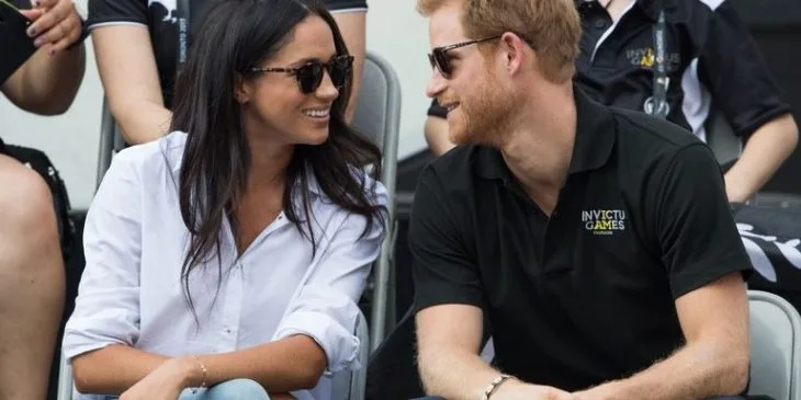 Lí do Hoàng tử Harry được phép thể hiện tình cảm với bạn gái, nhưng Hoàng tử William thì không.