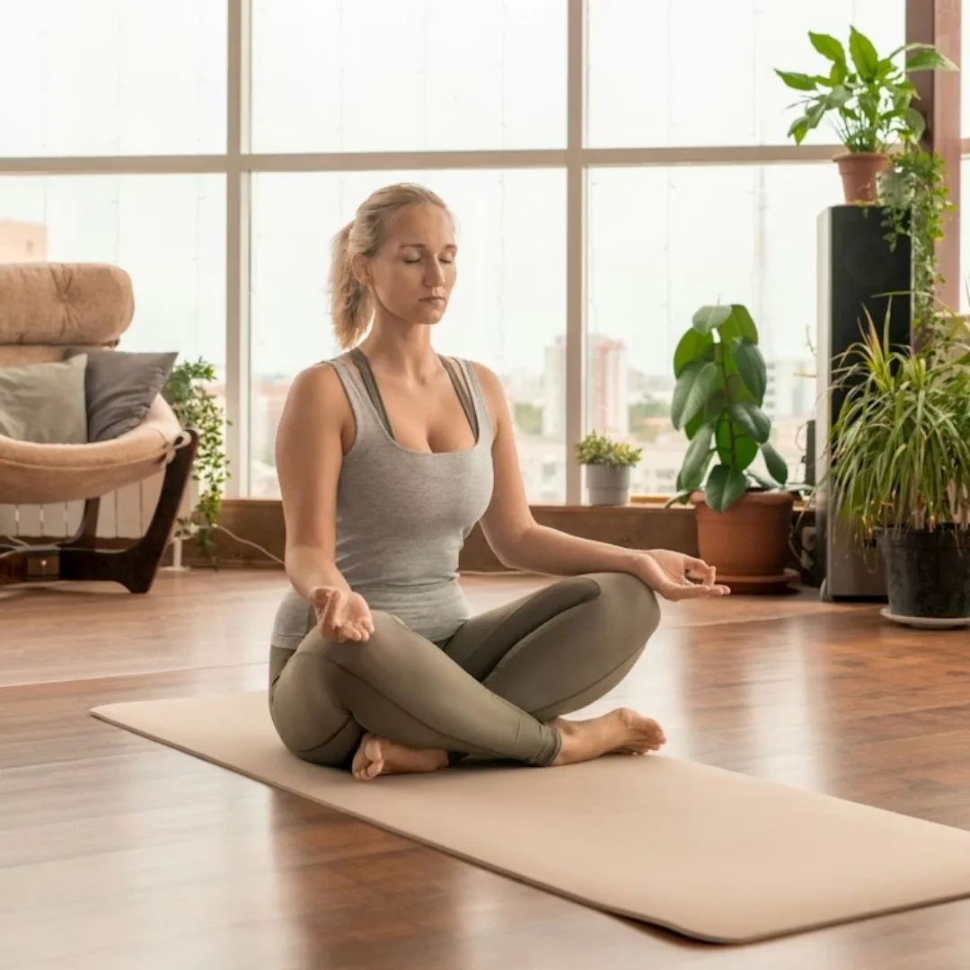 cô gái đang tập yoga