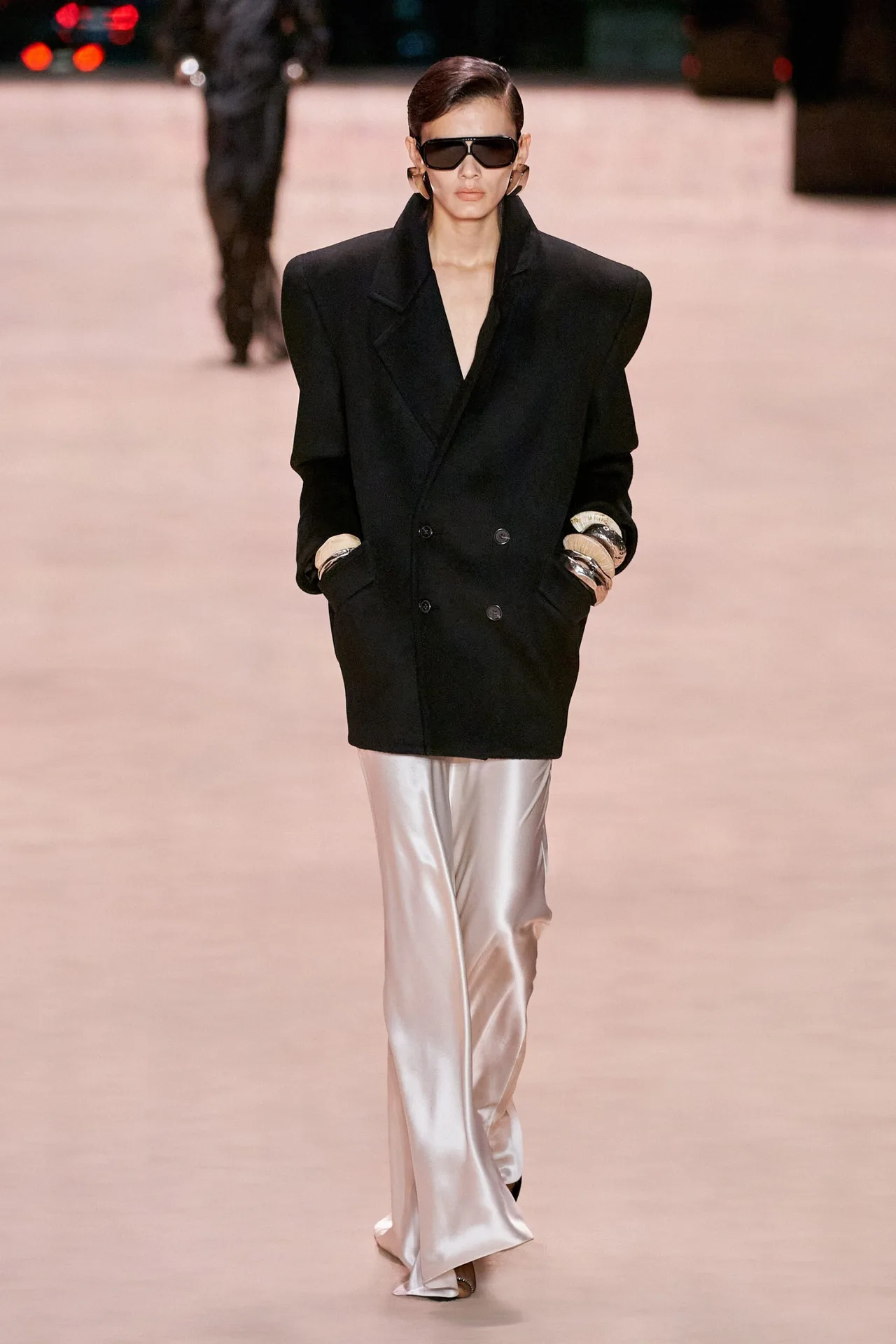 Saint Laurent ready-to-wear mùa Đông 2022 Look 1