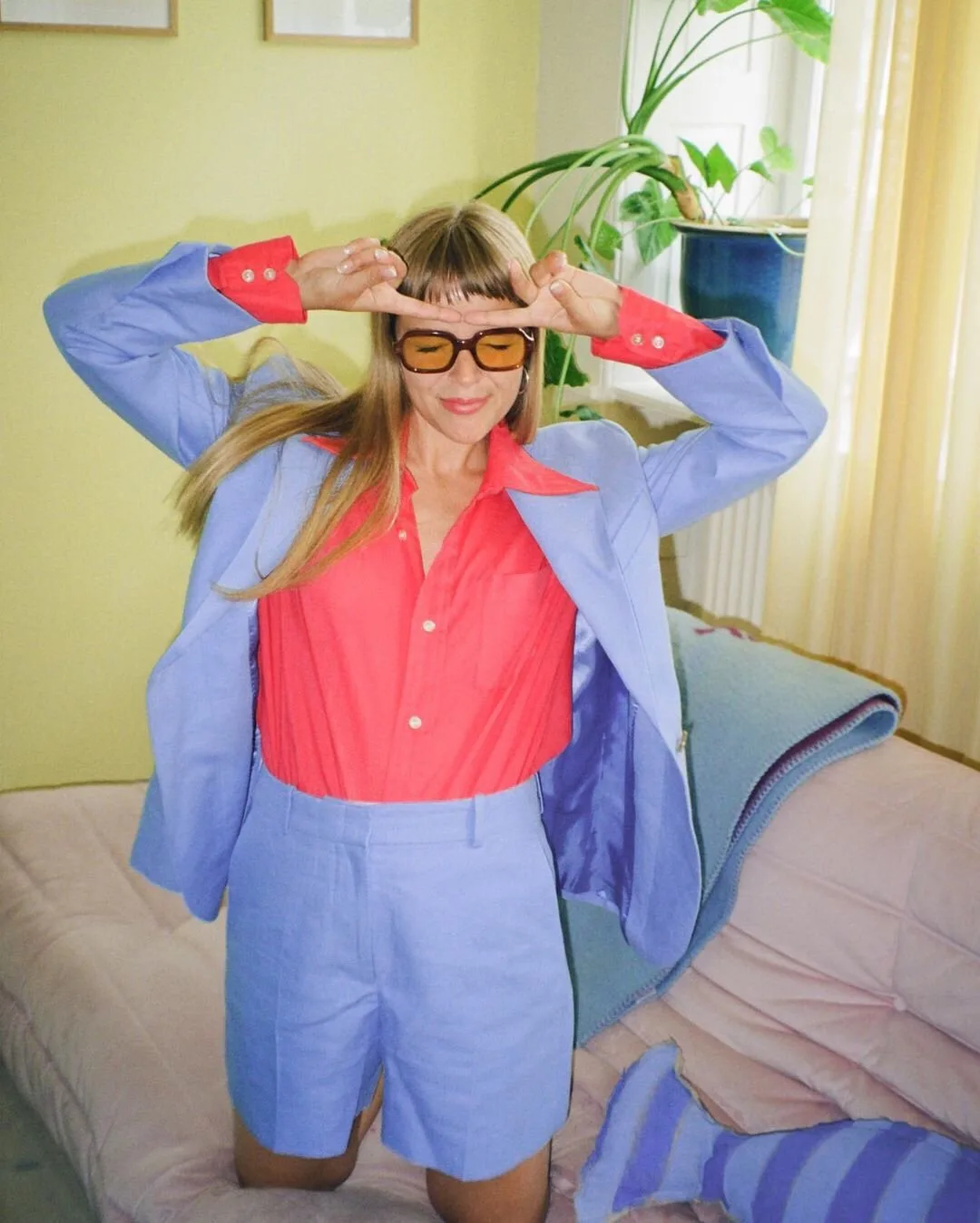 suit tím phối sơmi đỏ