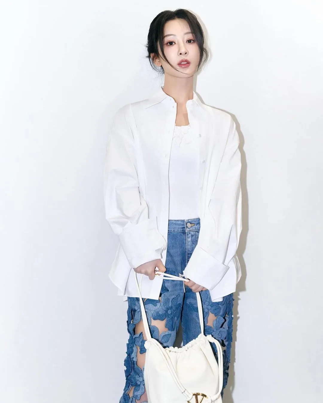 quần denim phối sơ mi trắng