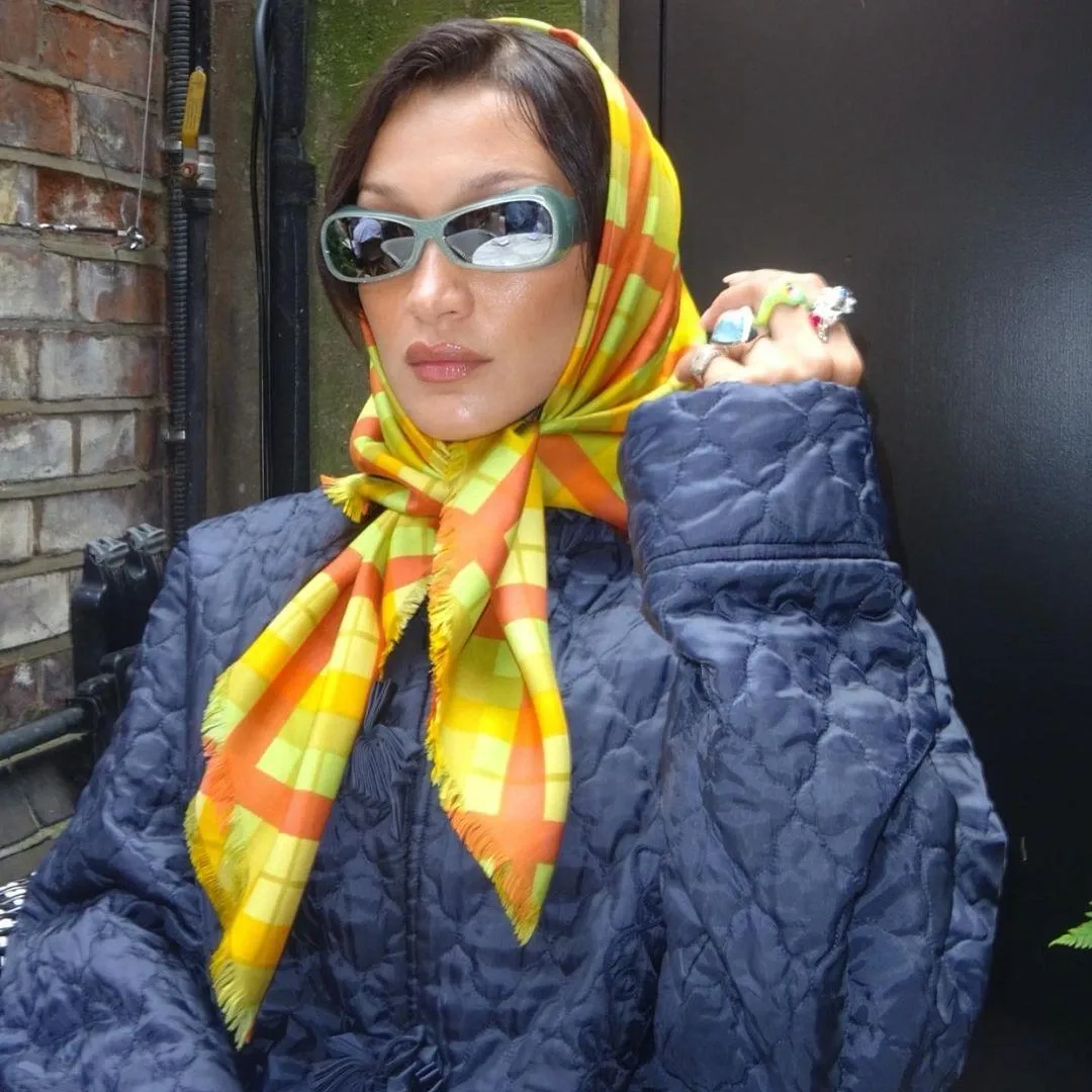 Kính mắt gọng nhựa bản lớn và khăn bandana: Bộ đôi quyền lực cho diện mạo Eclectic Grandma chuẩn mực.