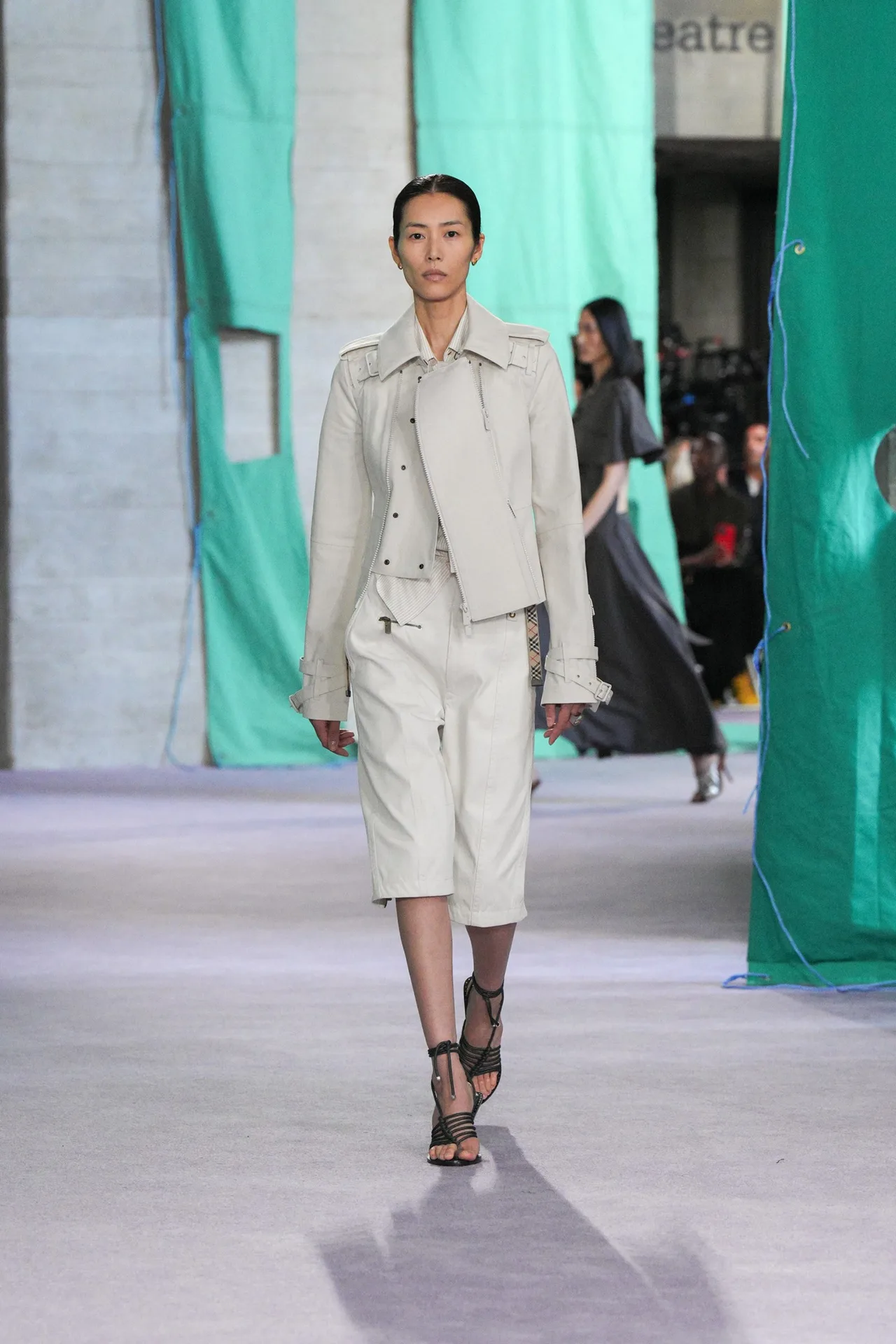 Burberry vest trắng