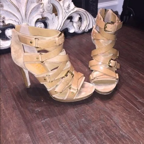 Mách bạn chọn các kiểu giày sandal nữ hot nhất hiện nay