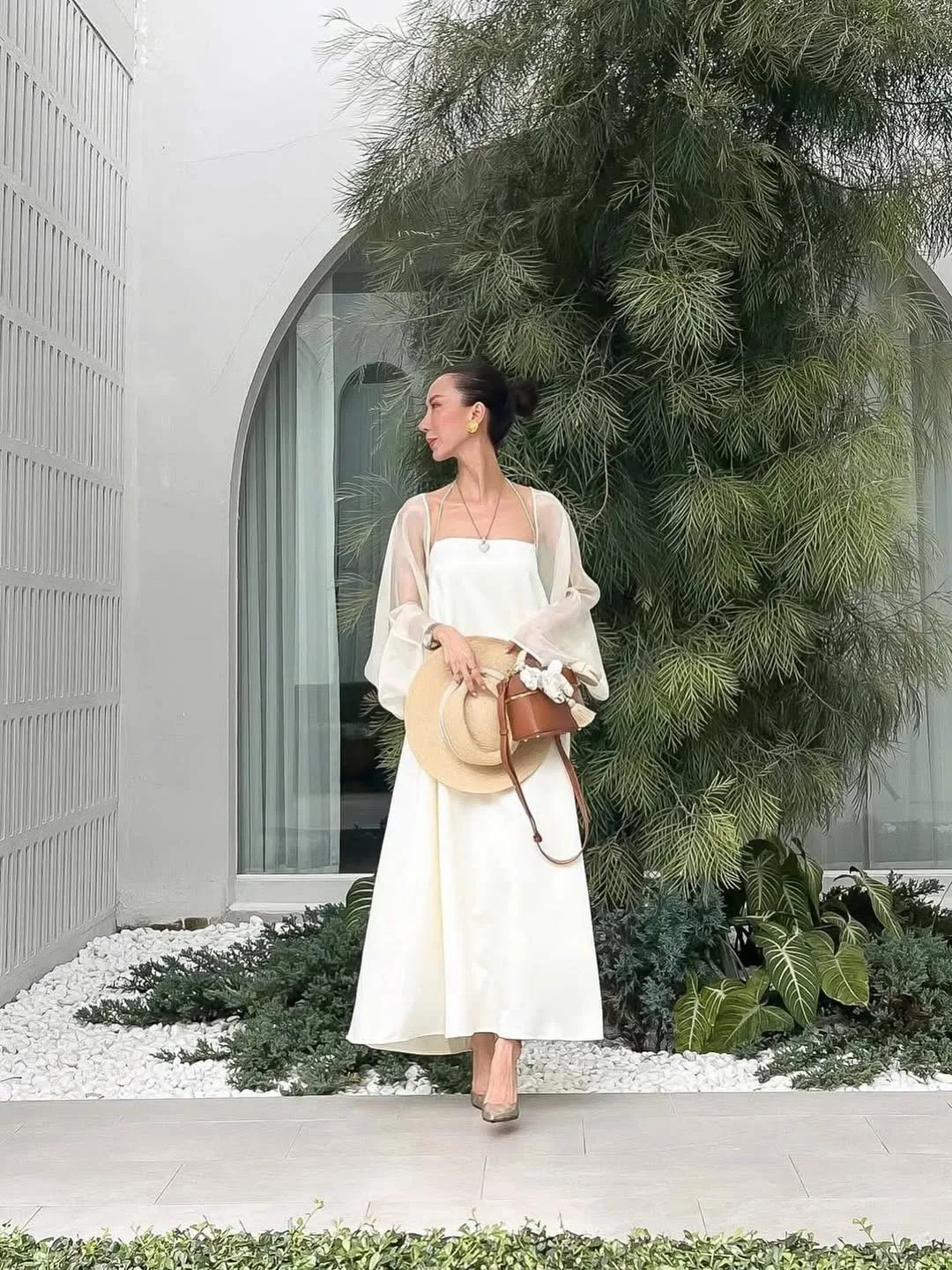 Đầm lụa dáng dài màu trắng kem, vẻ đẹp tối giản nhưng toát lên khí chất thượng lưu cho ngày đầu năm.