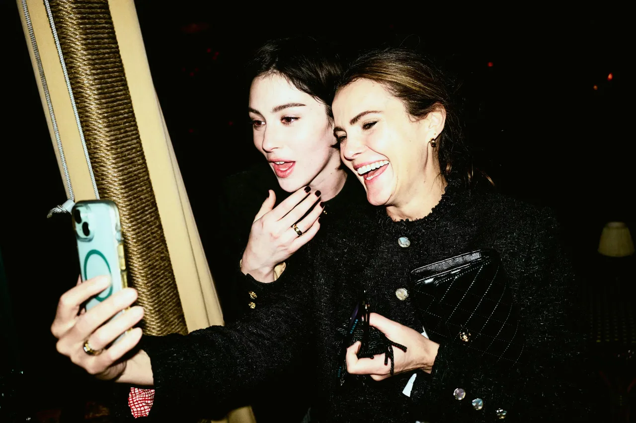 Gracie Abrams cùng Keri Russell ghi lại khoảnh khắc vui vẻ bằng điện thoại