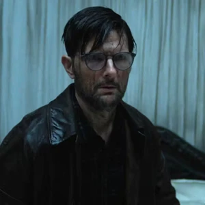 review Ba trợn chân dung gai góc và tiều tụy của nam diễn viên Adam Scott