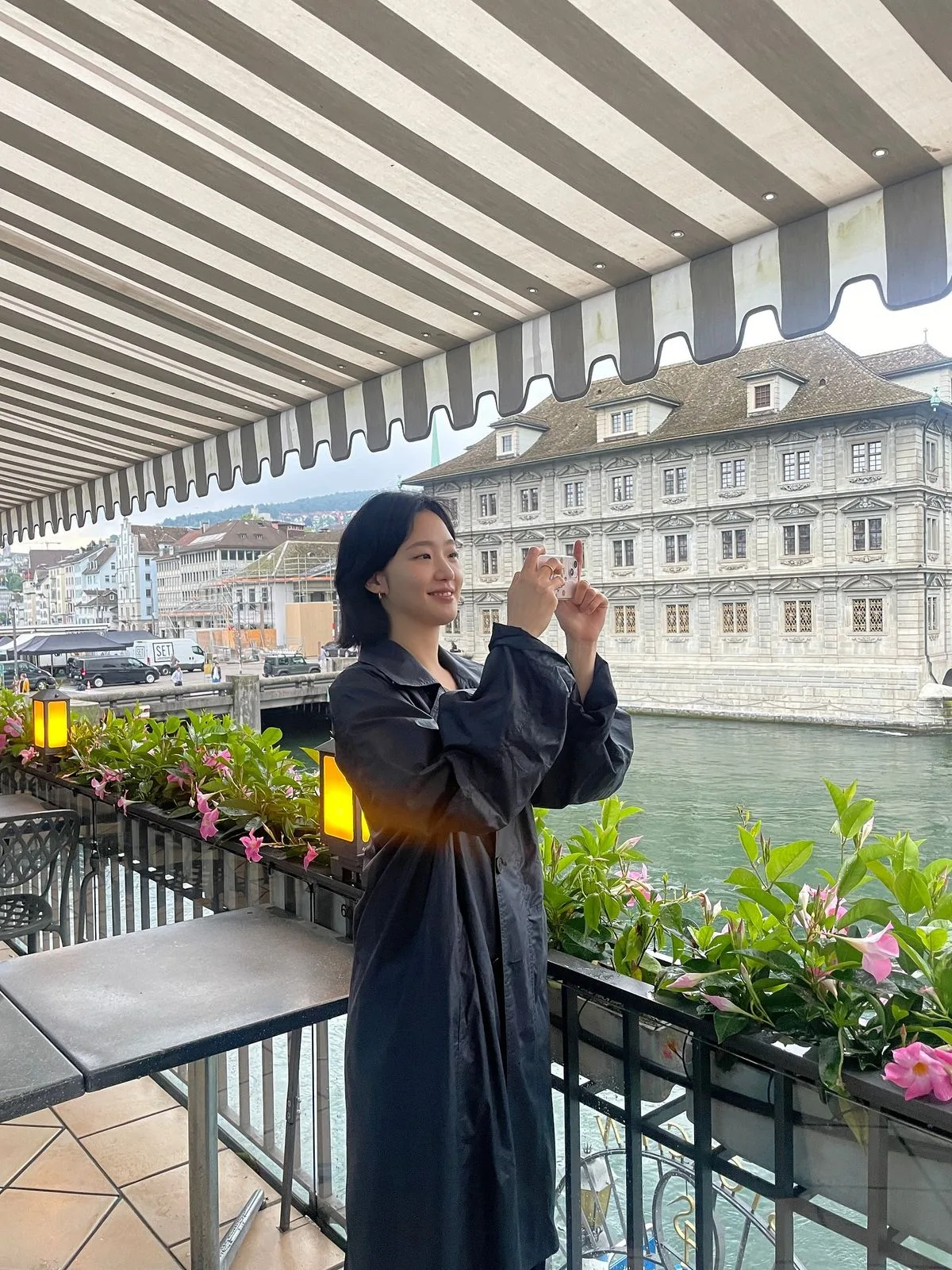 diễn viên kim go eun diện trench coat da