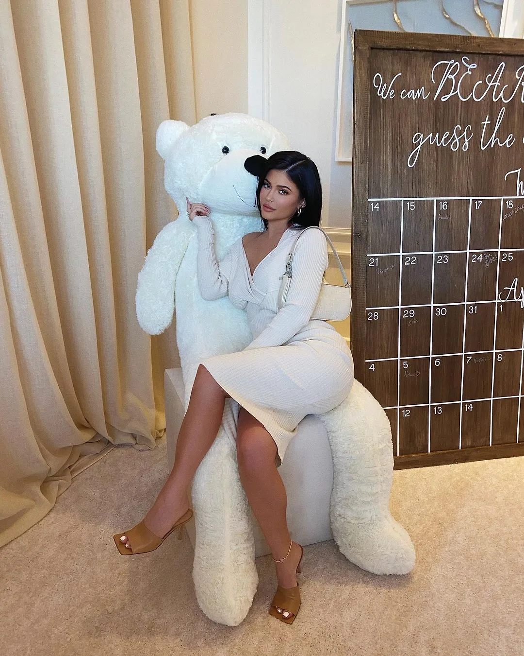 Kylie Jenner diện sandals mũi vuông