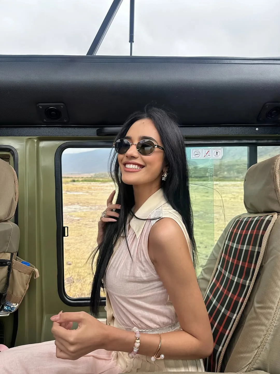 Nhẹ nhàng nhỏ nhắn nhưng là điểm sáng không thể thiếu cho tổng thể outfit.