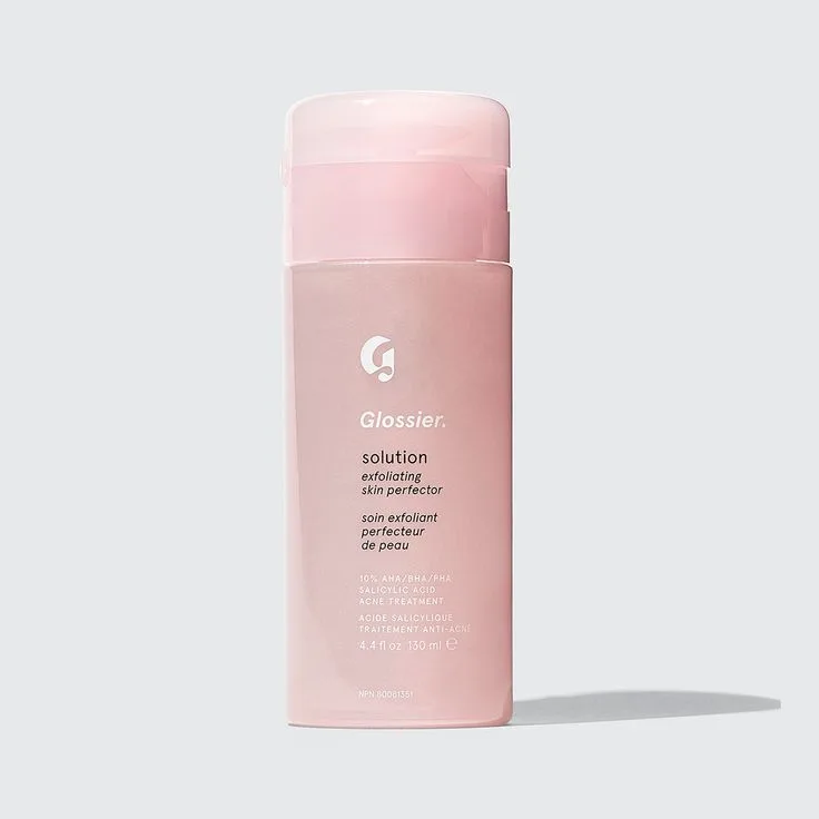 Glossier Solution EXfoliating Skin Perfector 4.4 là sản phẩm nổi bật với thành phần axit salicylic. Glossier Solution EXfoliating Skin Perfector 4.4 là sản phẩm nổi bật với thành phần axit salicylic.