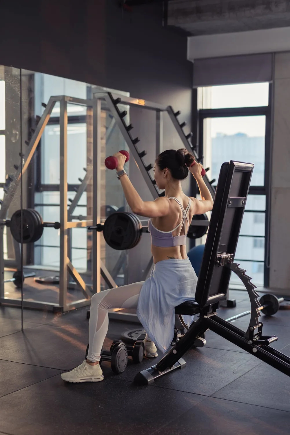 Xoá tan mỡ thừa phần vai và cánh tay bằng cách luyện tập cùng dụng cụ. Xoá tan mỡ thừa phần vai và cánh tay bằng cách luyện tập cùng dụng cụ.