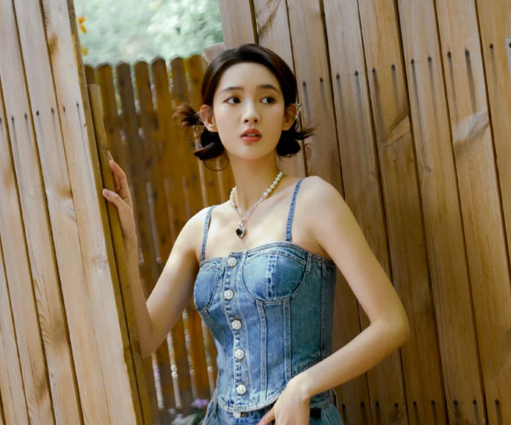 Phong cách đơn giản tinh tế thường ngày của cô nàng. Phong cách đơn giản tinh tế thường ngày của cô nàng.