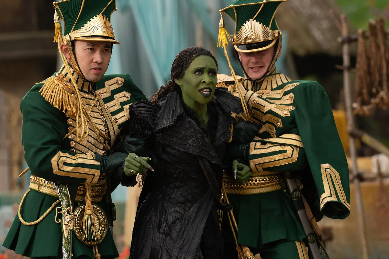 Cynthia Erivo với vai diễn Elphaba Thropp, Phù thủy Xanh của Tây trong Wicked: For Good